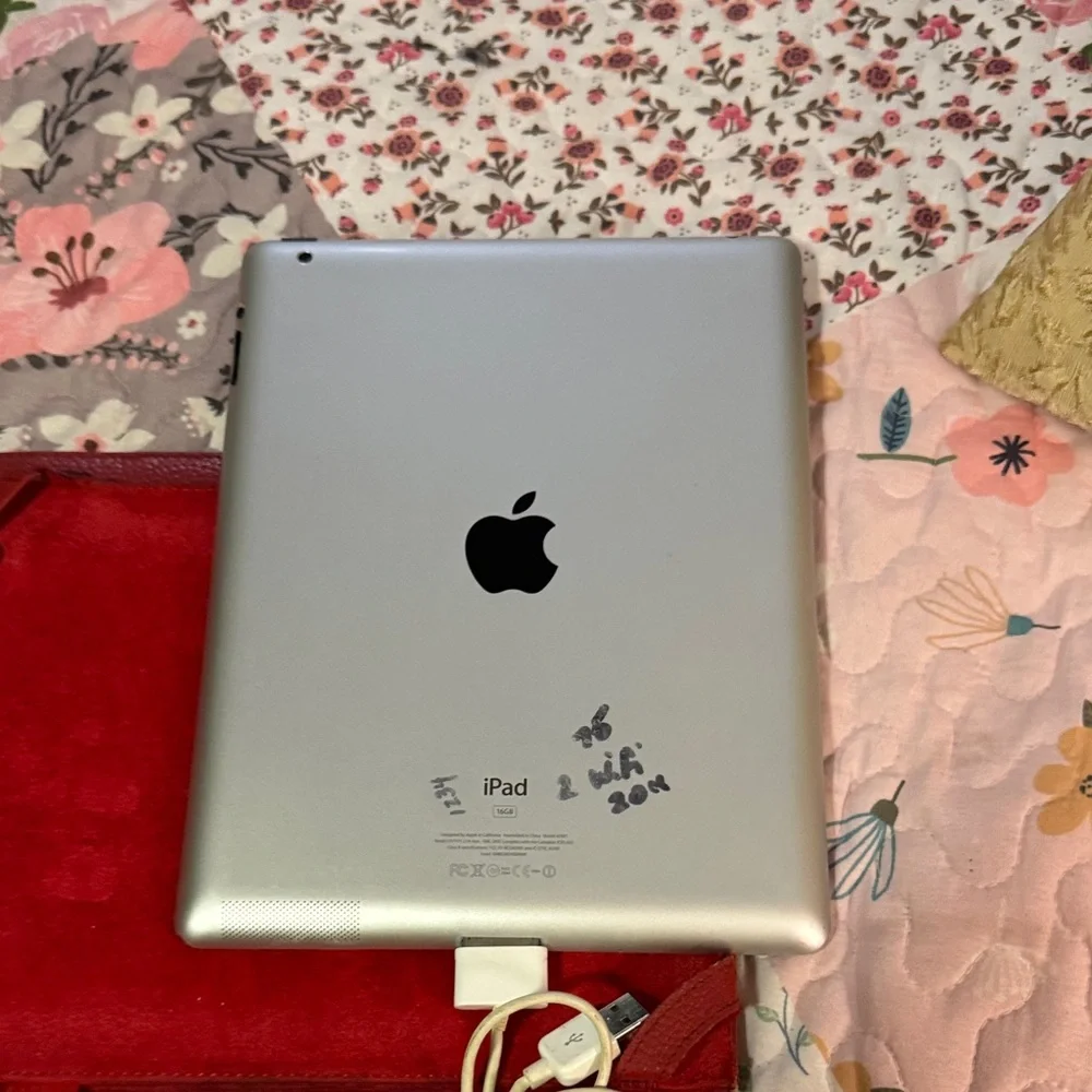 IPAD 2 WIFI with Red Case